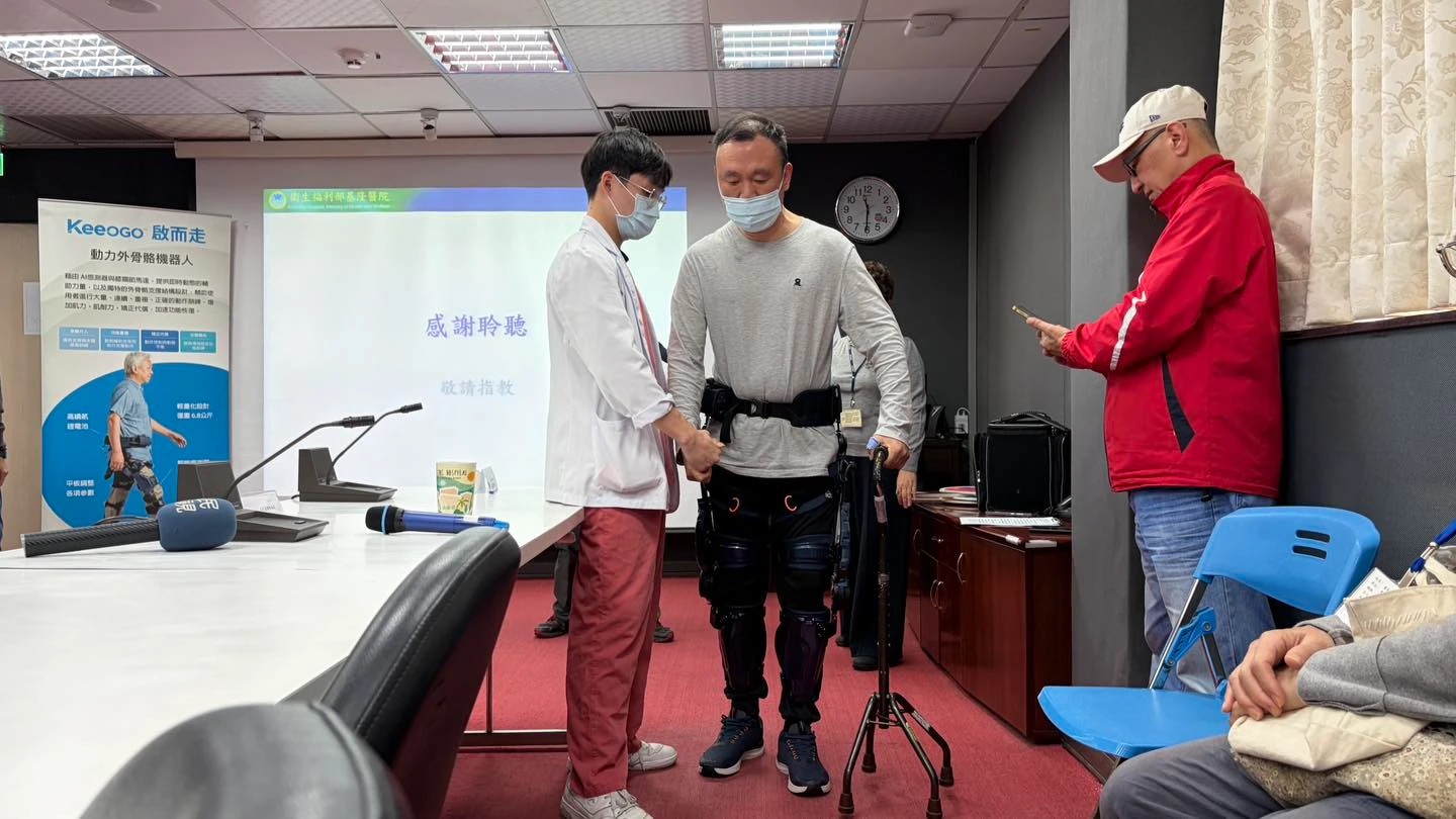 緯創醫學攜手賈永婕送幸福！基隆醫院獲贈「下肢外骨骼機器人」　他中風9年能穩步行走