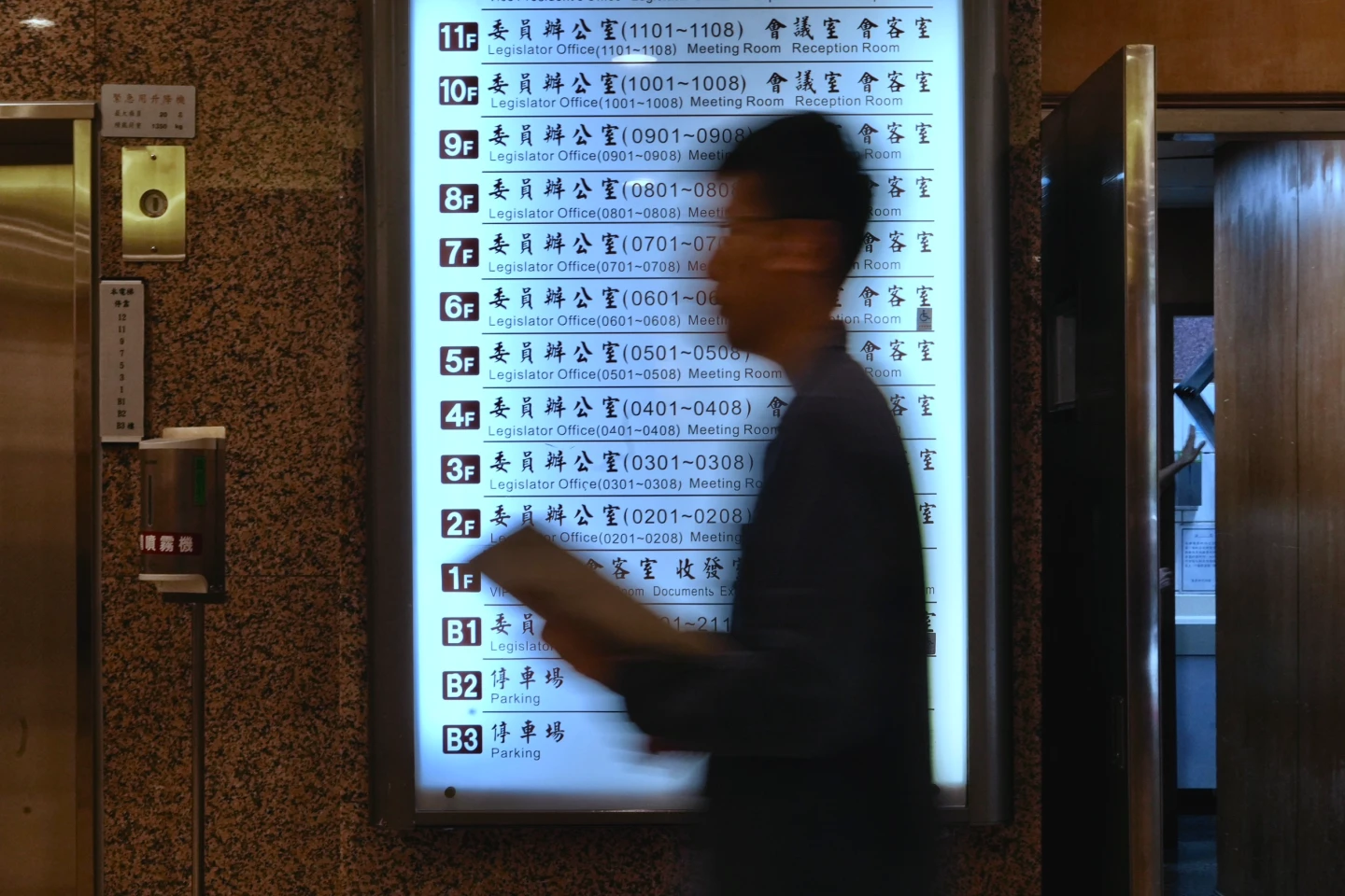 幕後｜藍助理含淚「我好可恥」！爆藍委查水表　明工會抗議竟派人拍照