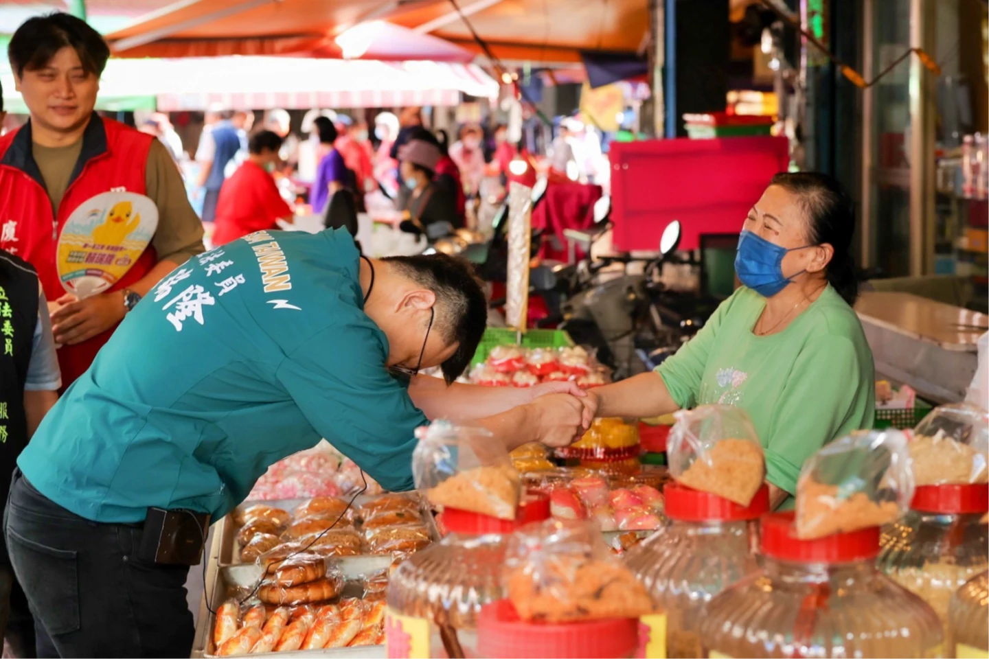 貼陳菊黑白照惹議急刪文！賴瑞隆重啟掃街拜票　強調「謙卑傾聽、接受檢驗」