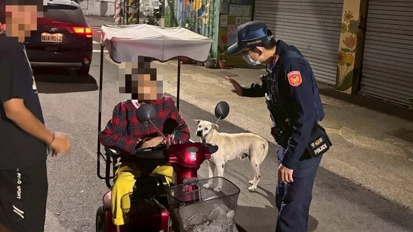 高雄8旬失智嬤寒夜迷途　毛孫沒白養！忠犬靠「眼神」助警引路找家