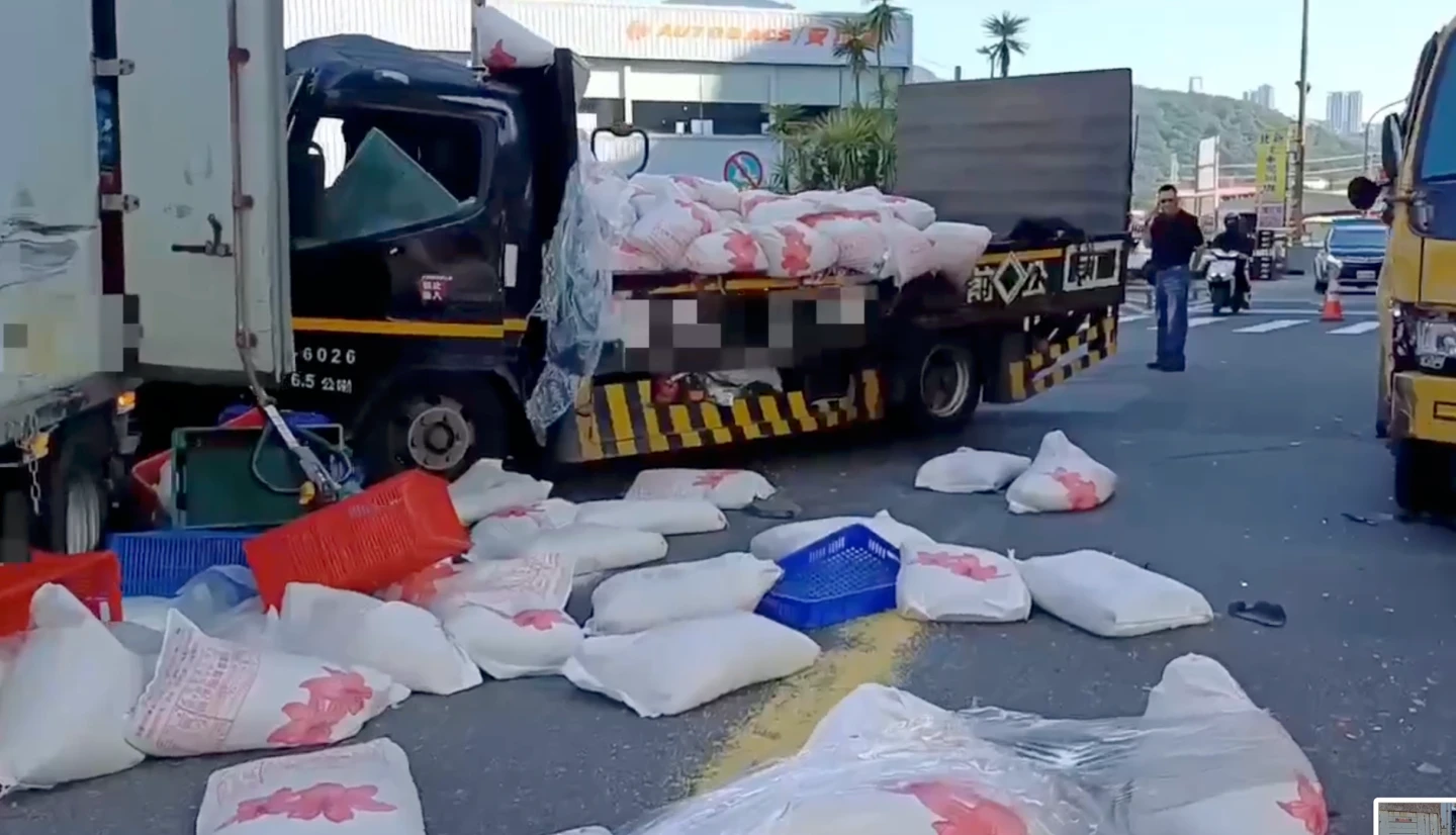 有片｜淡水貨車轉彎連撞6車！　3人受傷送醫