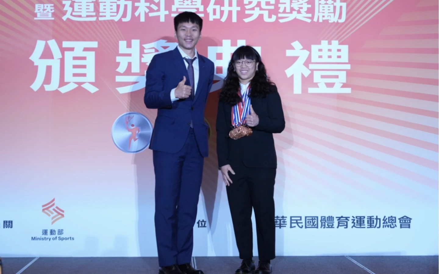 國光頒獎｜脖子掛滿12面獎章！舉重新星陳冠伶國二才改練竟舉出一片天