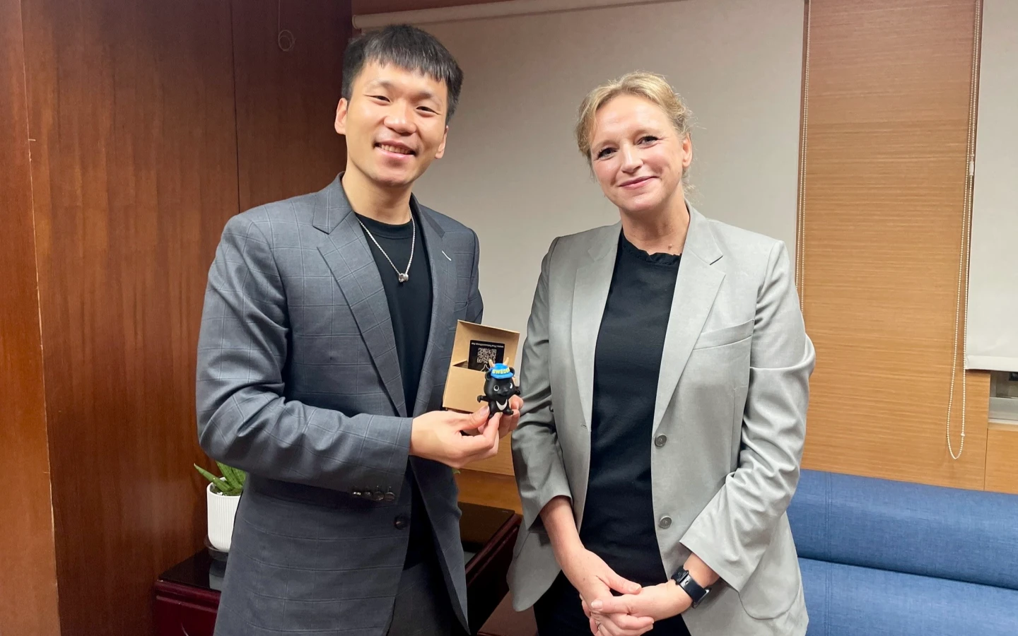 運動部｜運動外交第一步！李洋部長和瑞典駐台代表相見歡　獲贈台瑞友好吉祥物