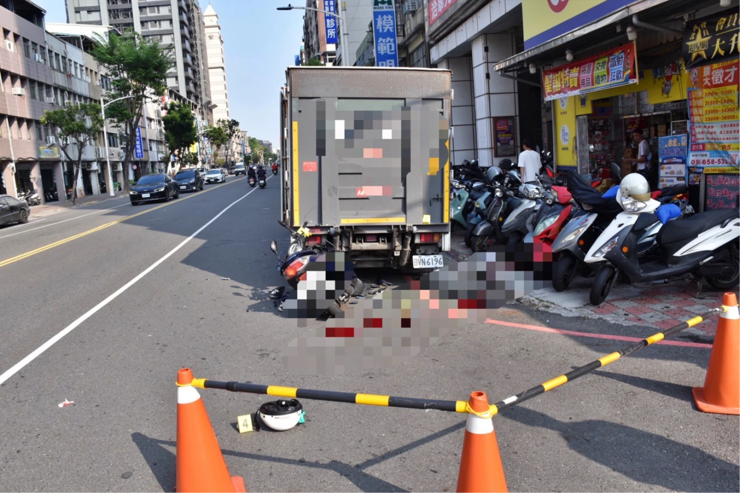 有片｜從警34年！高雄警員查詐團撞上違停小貨車亡　同仁鼻酸