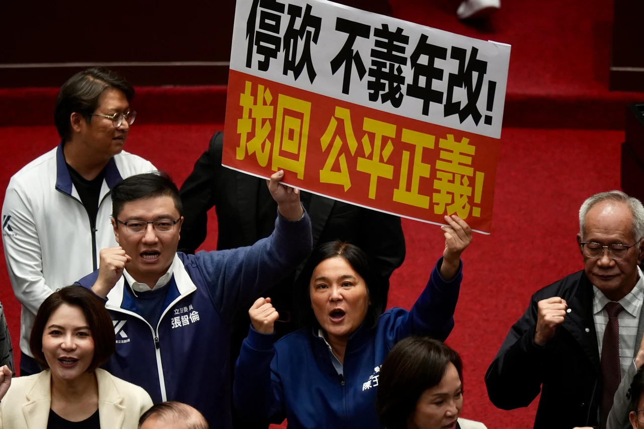 停砍年金惹眾怒！47.6%民眾反對　藍白粉也有3成不贊成