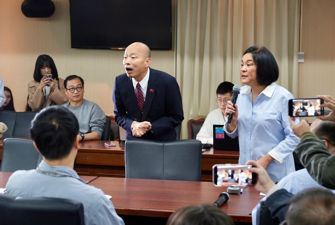 韓國瑜滅火也沒用！助理辣問「要背書嗎？」　找他連署遭拒絕