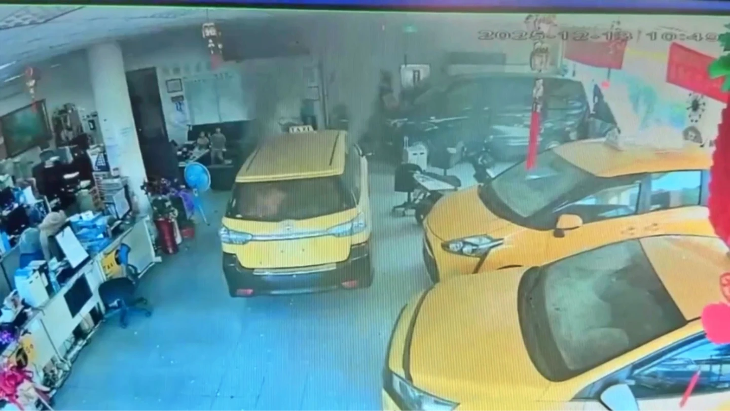 驚悚片｜「烈火戰車」衝撞車行！小黃司機燒傷嗆昏　老闆搏命滅火救3童