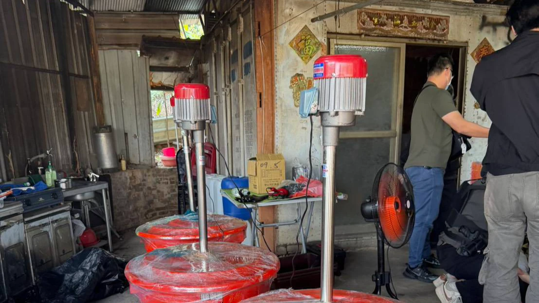 有片｜可供40萬人吸食！高雄大樹工寮成「喵喵」工廠　警攻堅逮3人