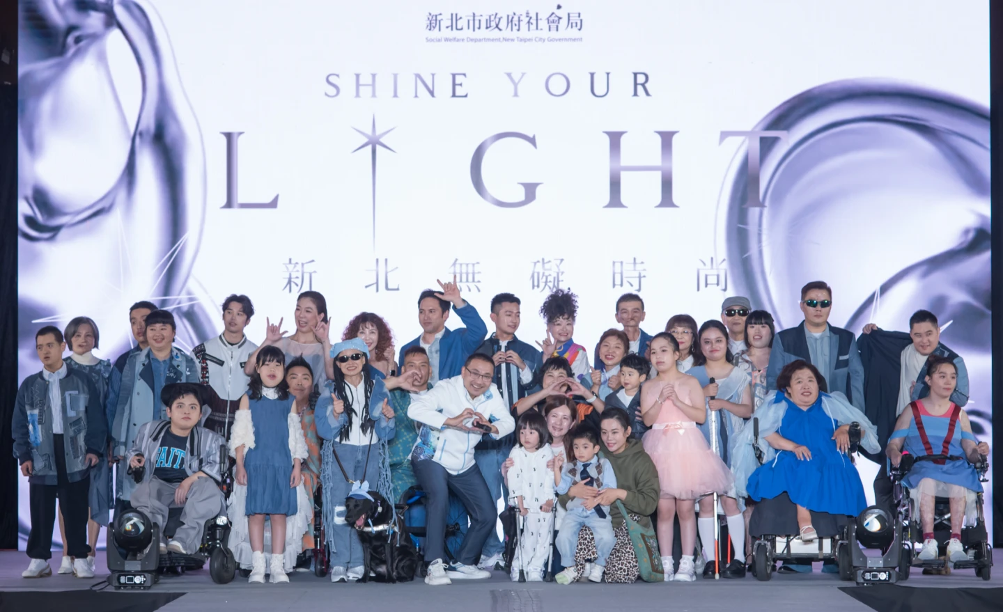 新北無礙時尚秀！身障者與導盲犬走上伸展台　5歲腦麻童拄拐輔震撼全場