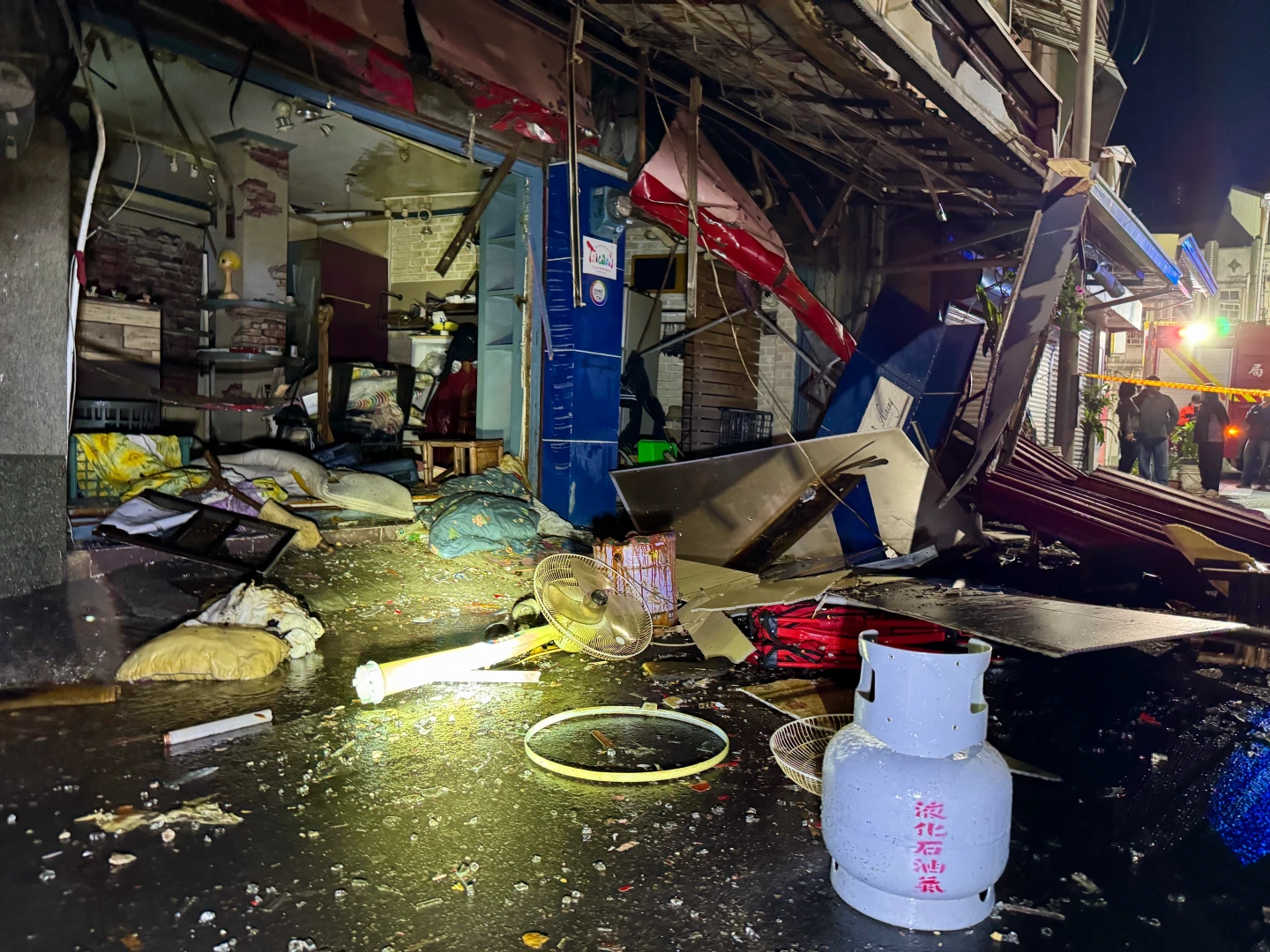 有片｜台南新營鬧區氣爆！疑「煮食不慎」10戶受波及　救出2人送醫搶救