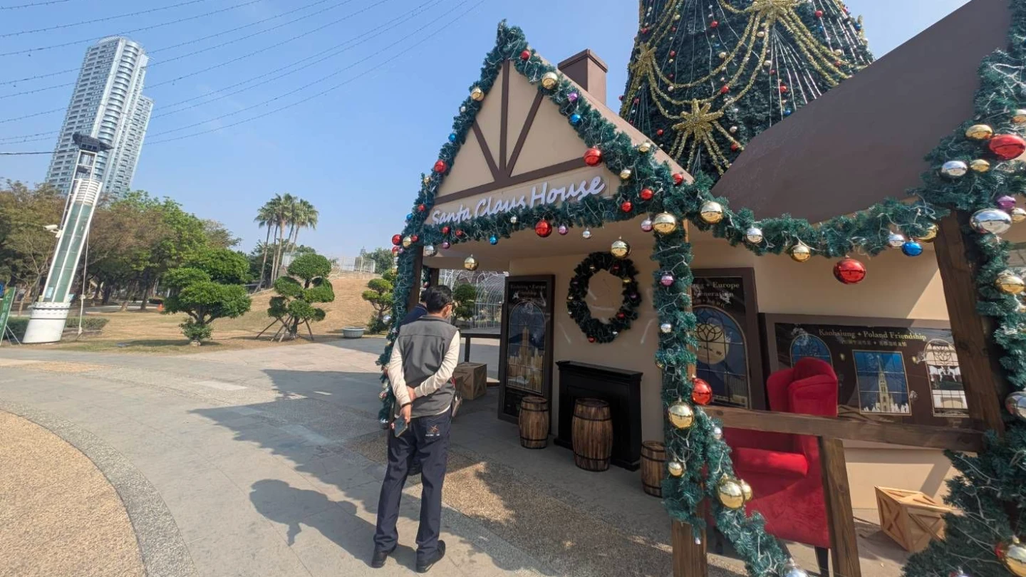 惡劣！高雄中央公園聖誕小屋遭噴漆　警調監視器追嫌疑人