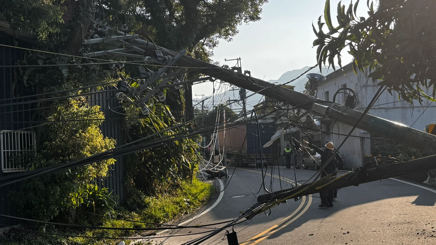 貨車勾倒電桿！三峽596戶大停電　大批電線掉落害騎士摔傷