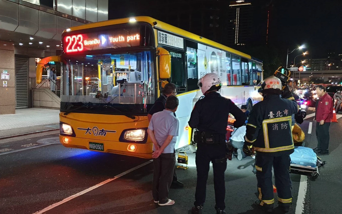 有片｜北市223公車輾腳踏車！婦困車底送醫亡　身上無證件身分不明