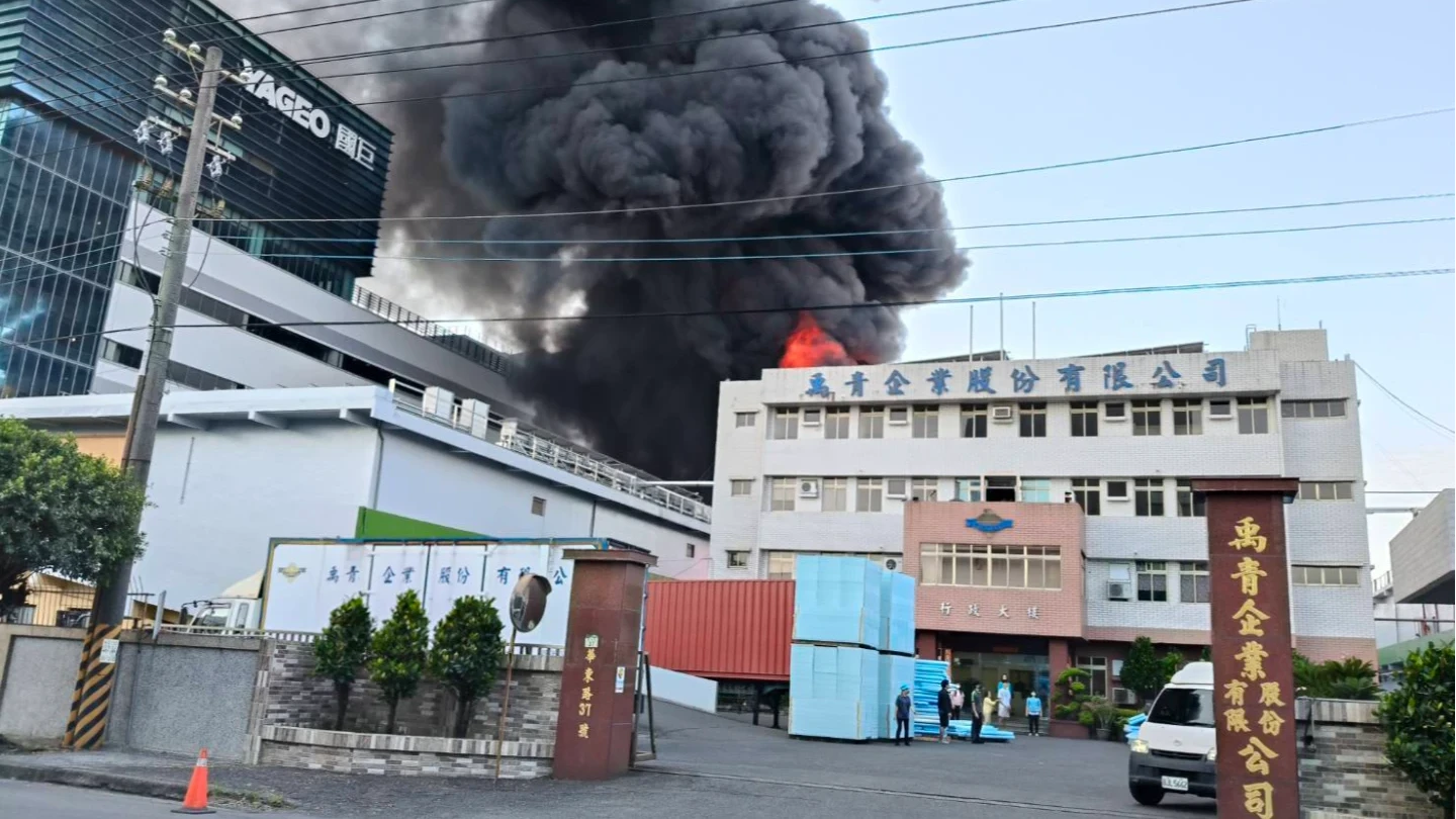 有片｜高雄工廠大火！恐怖黑煙竄天　陳其邁示警高屏2區快關窗