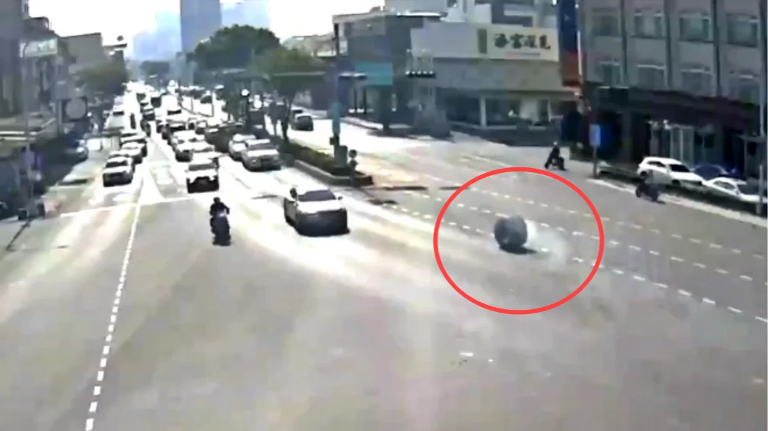 誇張片｜進擊的巨輪！砂石車過彎噴出輪胎　擊落特斯拉車主傻眼：交車沒半小時