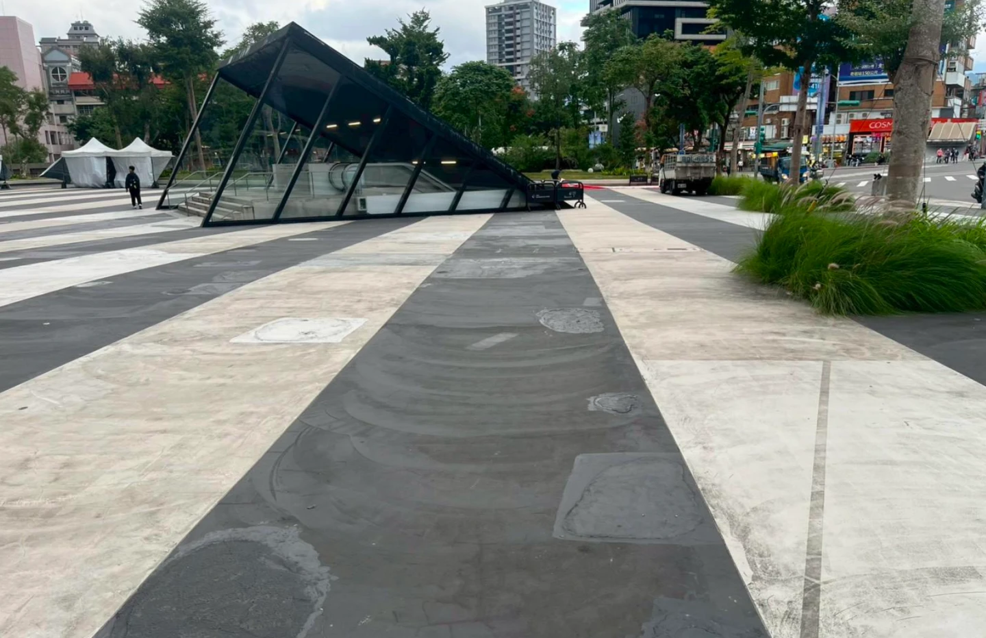 滑豆腐變乳酪起司！北藝中心戶外廣場只啟用3年　驚現400處坑洞