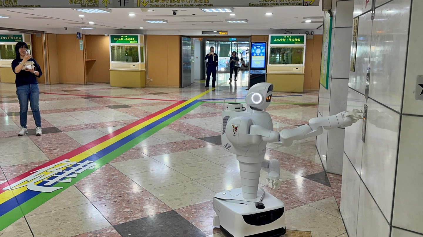 台南市府首名機器人員工現身！24小時工作還能自己搭電梯　上工時間曝