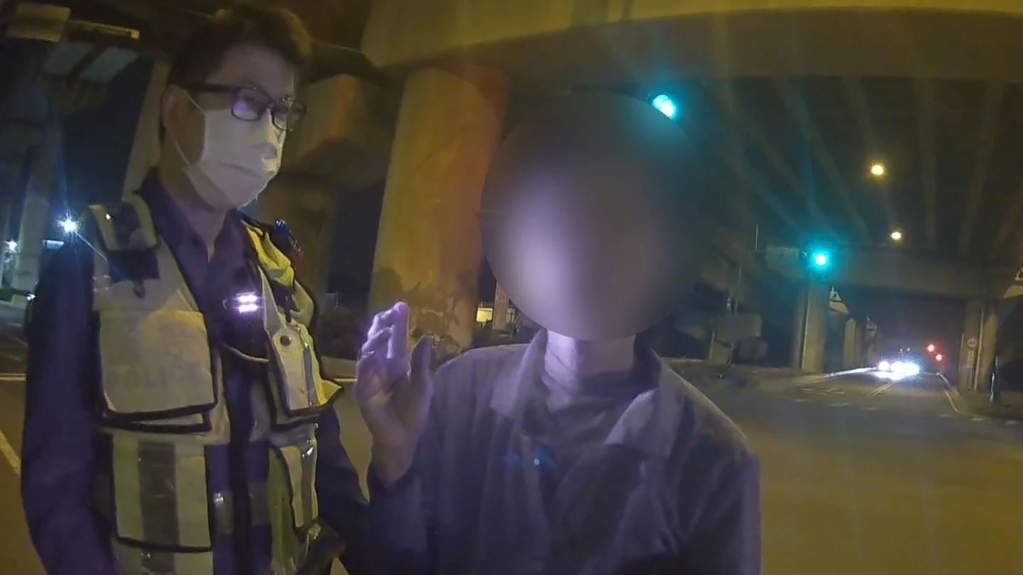 有片｜失智婦深夜獨走快車道！警助重逢家人見這幕鼻酸　她猛喊兒子「我弟弟」