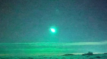 絕美片｜埡口驚見巨大火流星！罕見畫面曝光　照亮南橫雲海