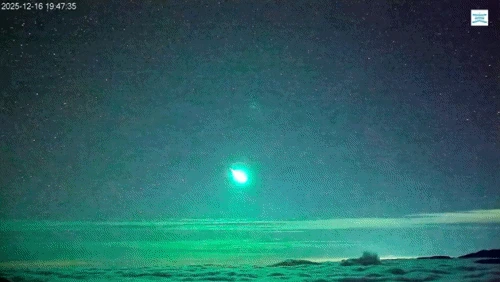 絕美片｜埡口驚見巨大火流星！罕見畫面曝光　照亮南橫雲海