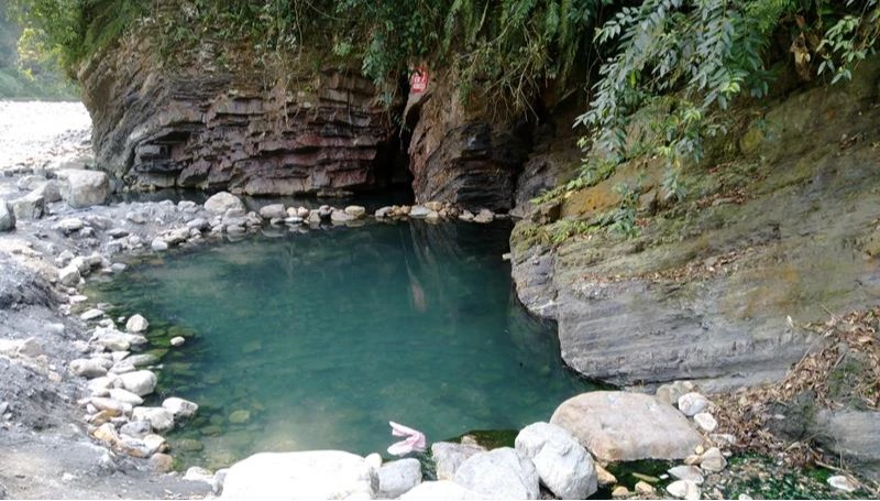 全泡湯！秘境梵梵溫泉爆「遊客之亂」礙防汛工程　村長率怪手夜襲鏟除