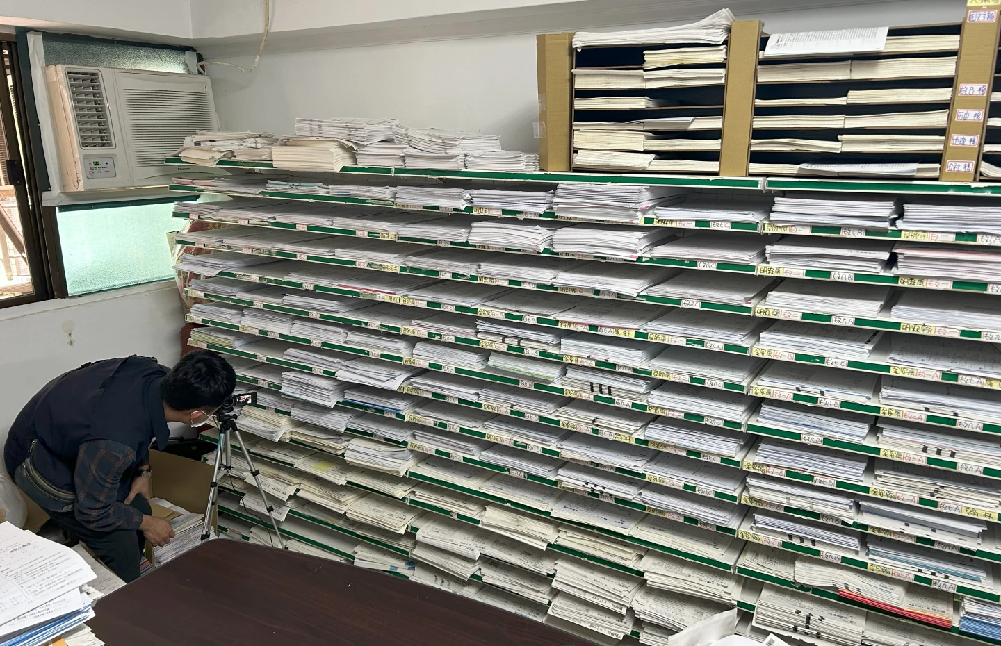 補教師搖身盜版大亨削千萬！聯手家人網拍賣試卷侵權180億　住處驚人場景曝