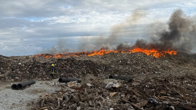 8萬噸暫置垃圾成隱患！花蓮掩埋場連4月沼氣自燃大火　公所籲縣府加速去化
