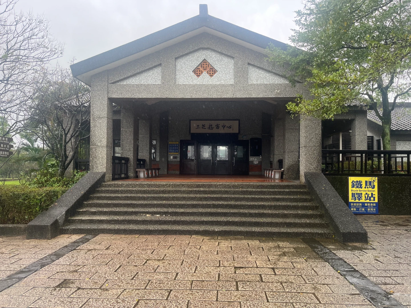 未變更使用隔出10間宿舍！三芝遊客中心遭控違法　議員籲交通部徹查