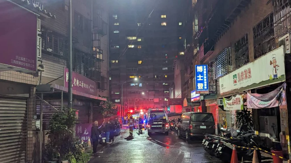 汐止社區大樓深夜失火！　5樓陽台狂冒火煙