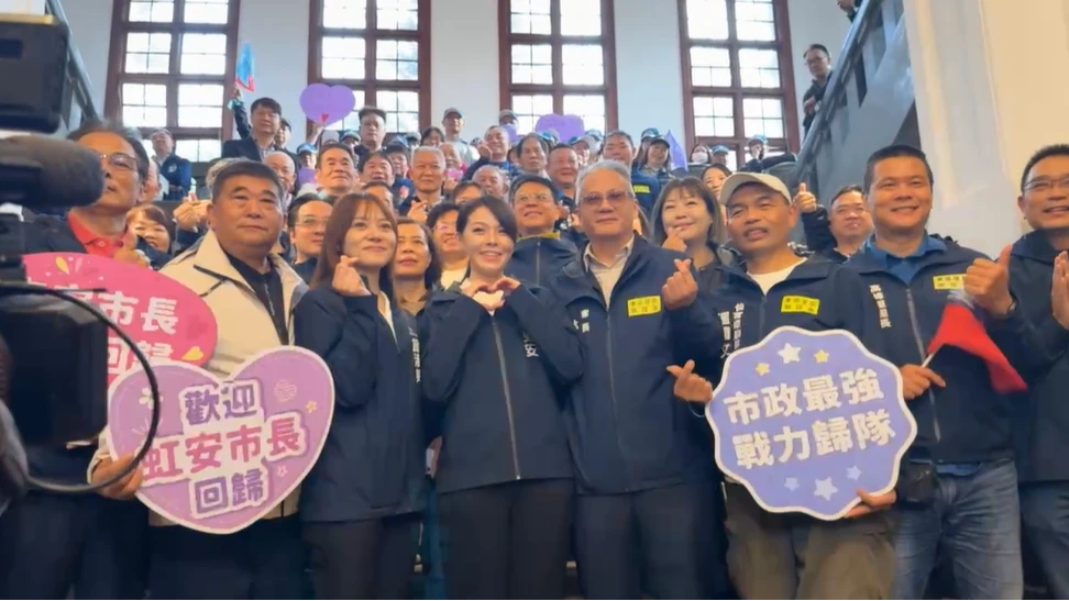 高虹安激喊：我回來了「人生被迫按下暫停鍵」　今復職萬人搶看！狂比愛心成「人形立牌」