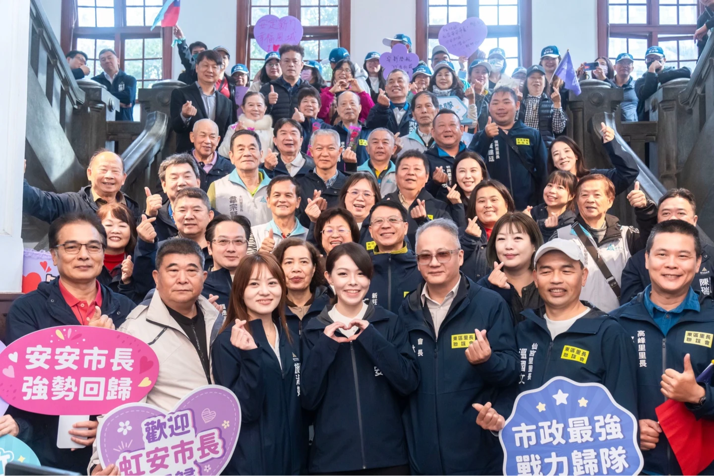 高虹安激喊：我回來了「人生被迫按下暫停鍵」　今復職萬人搶看！狂比愛心成「人形立牌」