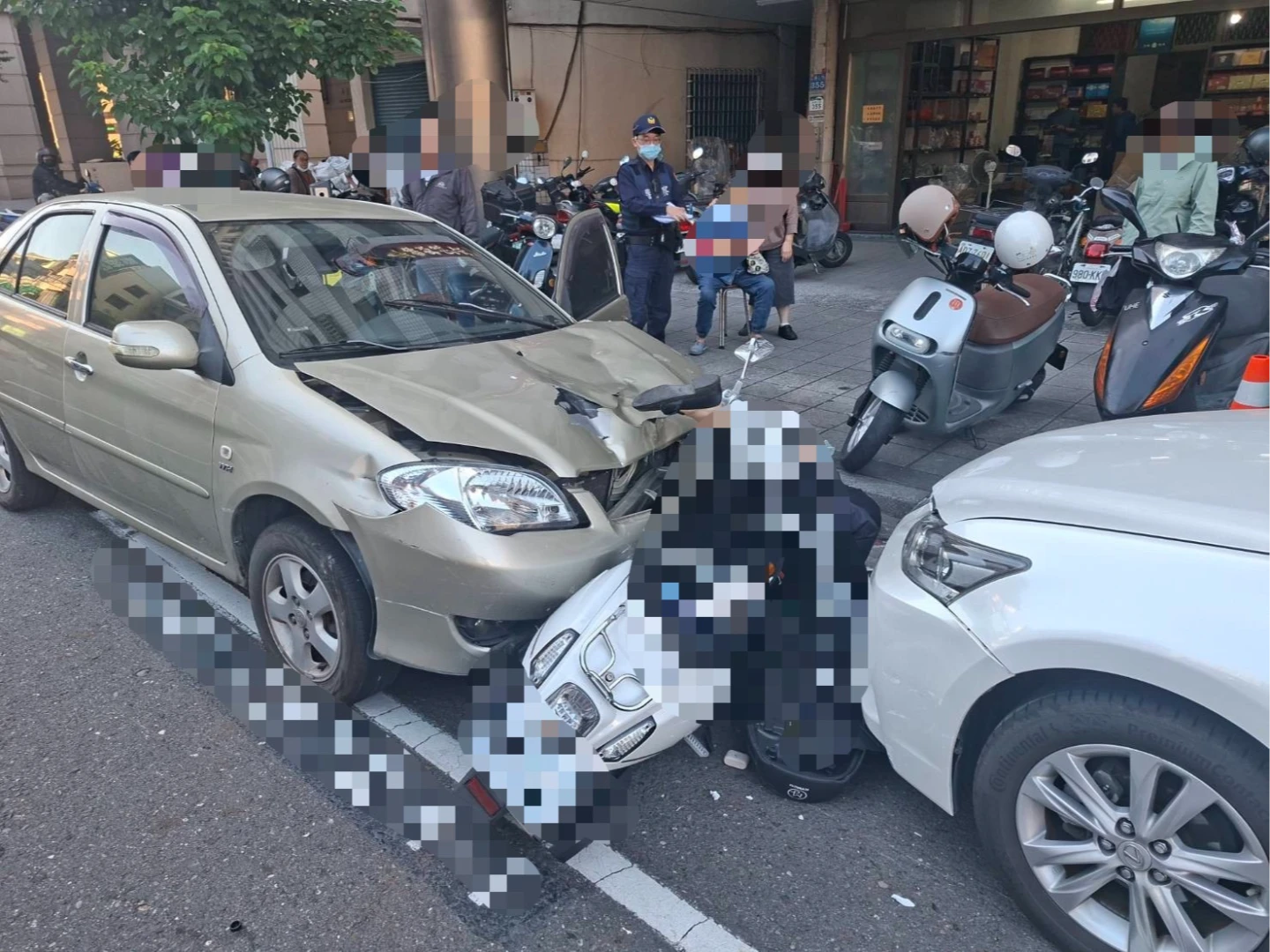 有片｜77歲婦開車逆向暴衝！補習班女師騎車載兒遭夾撞　1死1傷