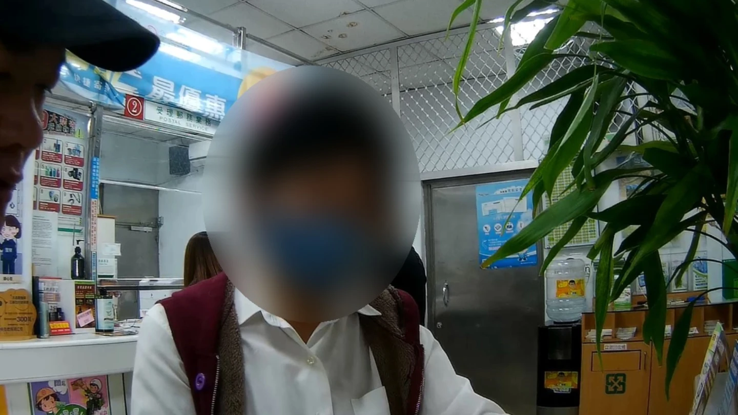 有片｜誤信網路影片「退休金要沒了」！6旬陸配急領鉅款　警民耐心解釋讓她笑了　