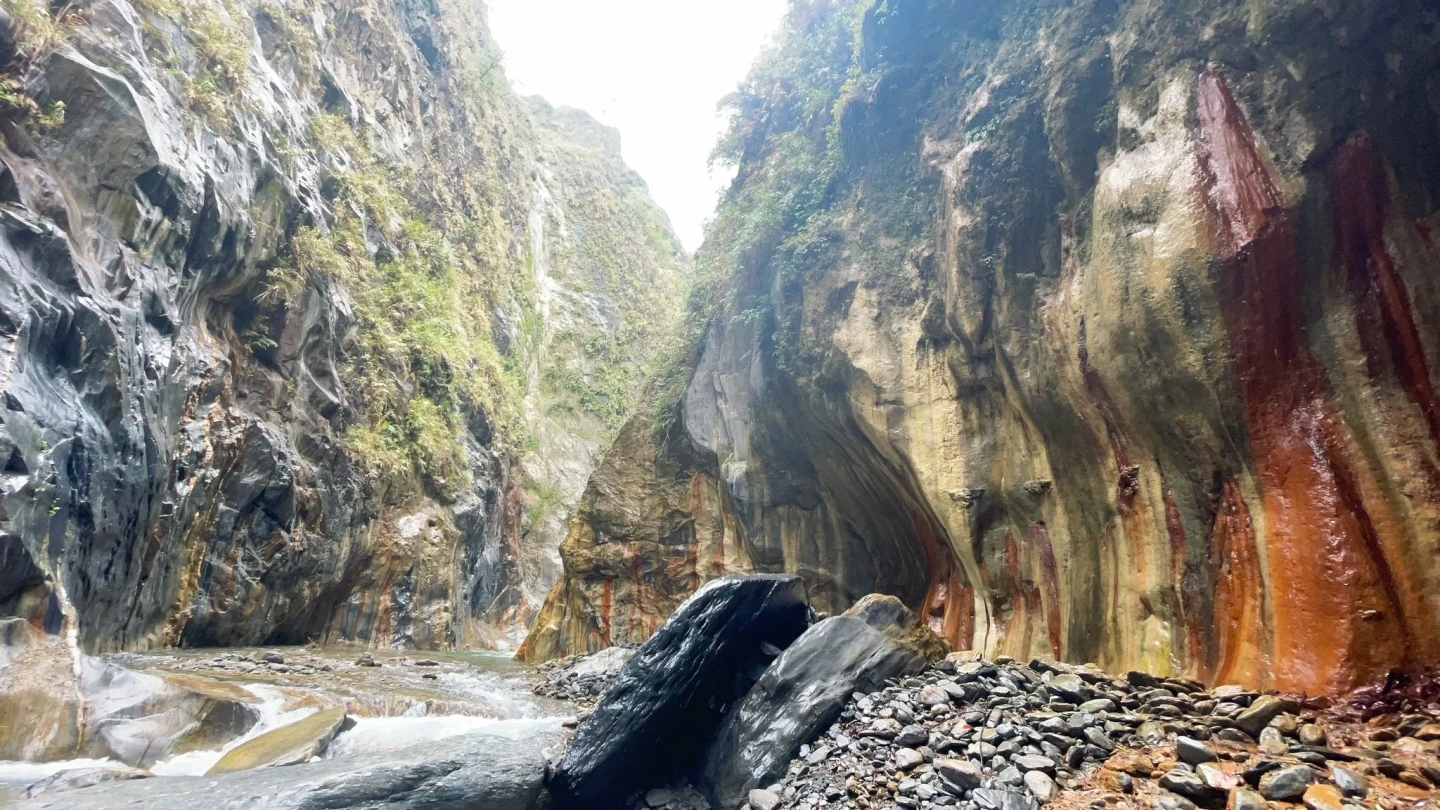 「大自然調色盤」秘境明年看不到了！哈尤溪七彩岩壁美景遭砂土覆蓋　2026遊程全暫停