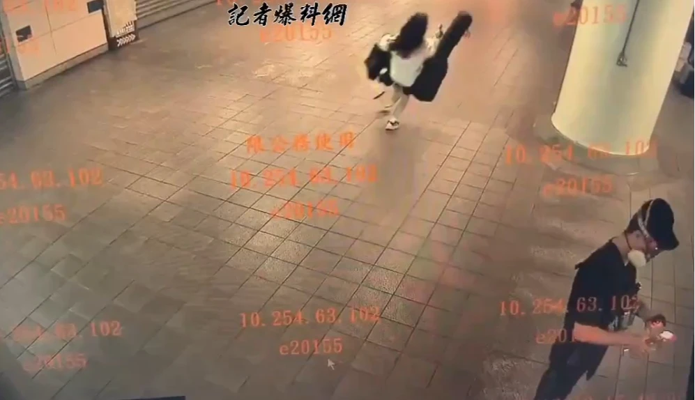 男戴防毒面具北車狂丟煙霧彈！恐怖畫面曝光　1男急阻遭捅命危送醫