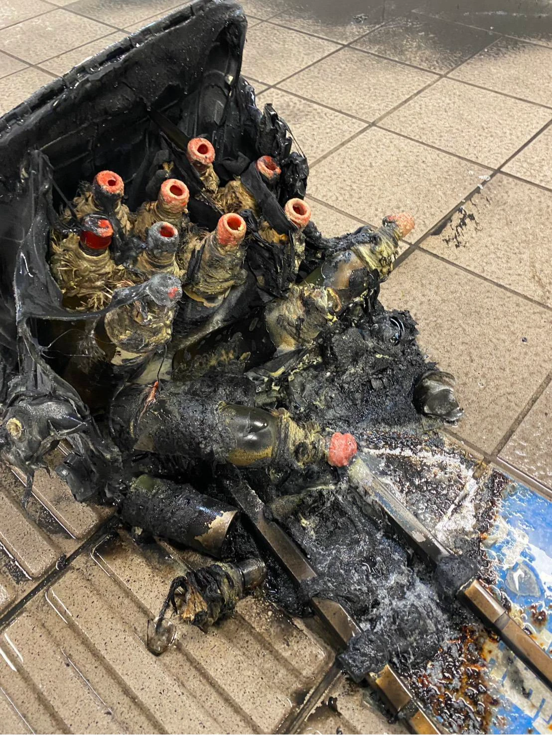 捷運北車遭丟爆裂物！民眾聞「失火」嚇壞驚逃　1男命危送醫搶救