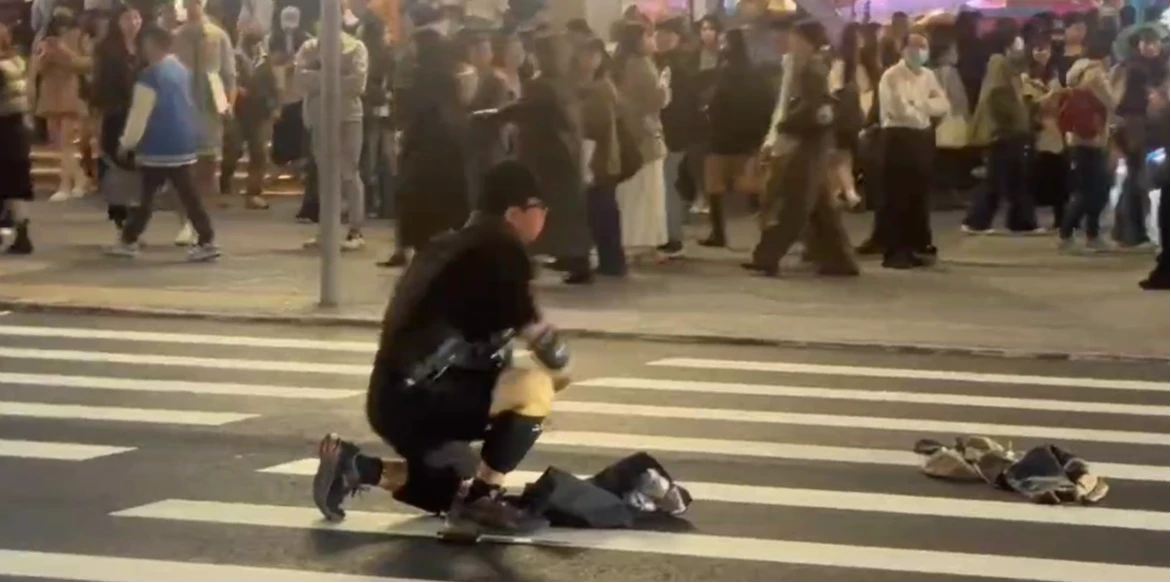 男在北車狂丟煙霧彈！又奔捷運中山站砍人　警包圍嫌犯竟墜樓