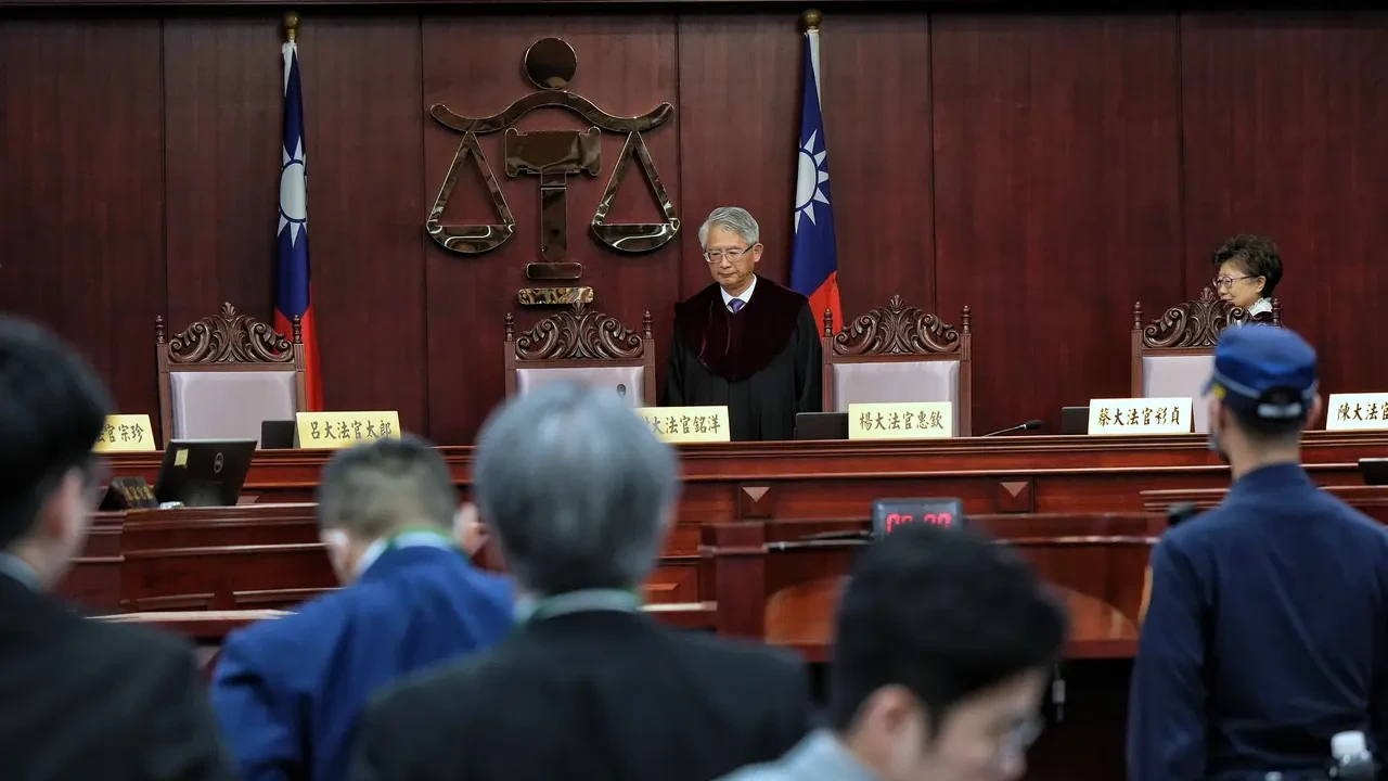 憲法法庭爆內鬨！3大法官拒評議　轟5大法官違法違憲「判決無效」　