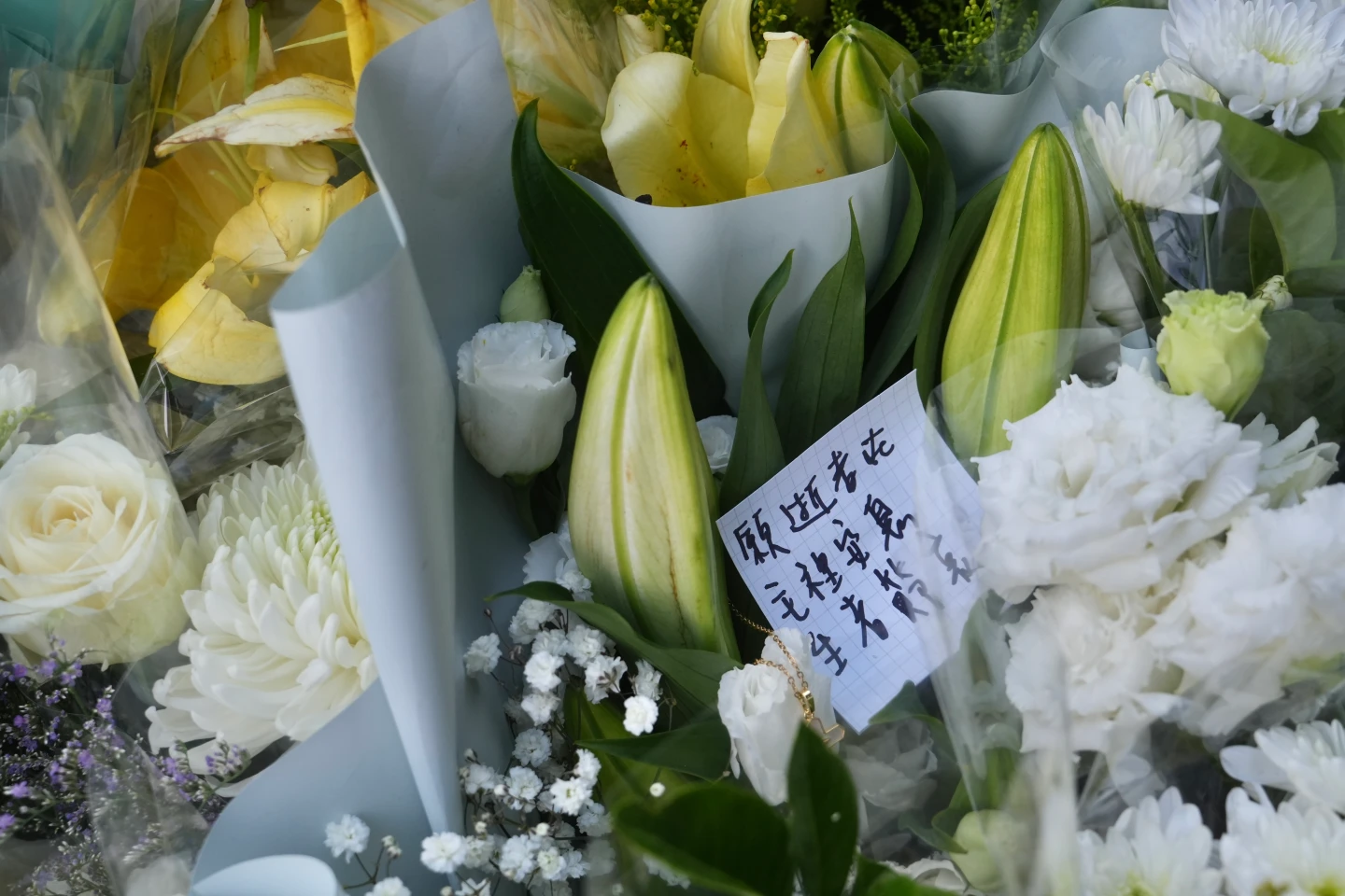 民眾南西誠品獻花！願逝者安息　盼兇手「十八層地獄永恆燃燒」