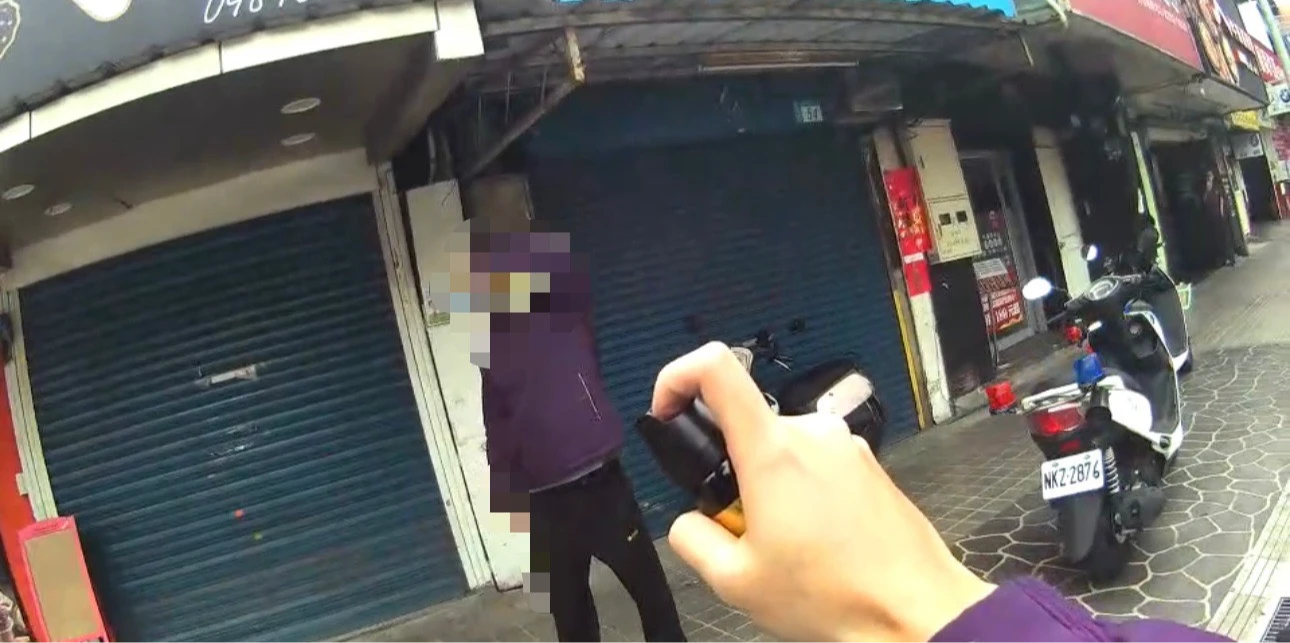 北捷殺人發酵！男站捷運站外吼叫「我有槍」搶警棍　警壓制逮捕