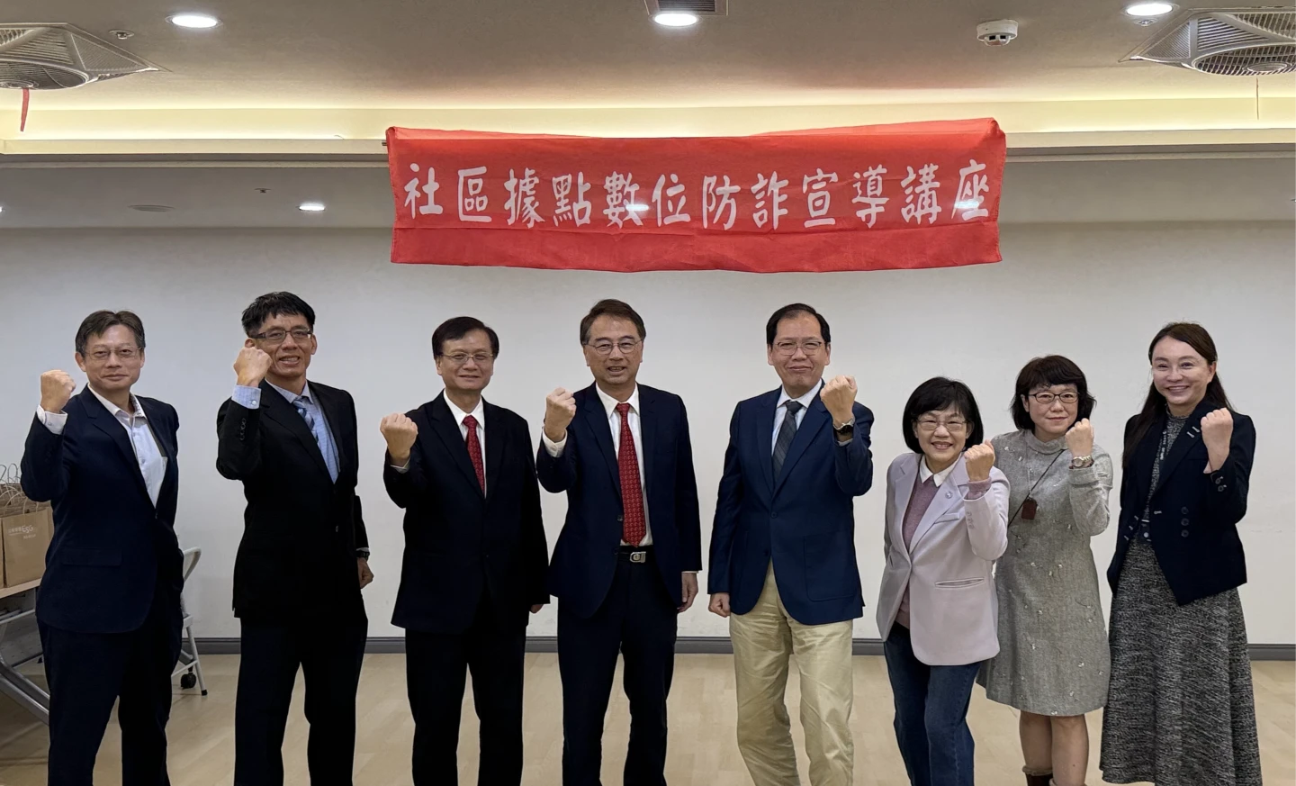 詐騙猖獗！AI變臉手法難辨　中華電信辦百場「數位防詐」巡迴護長者荷包