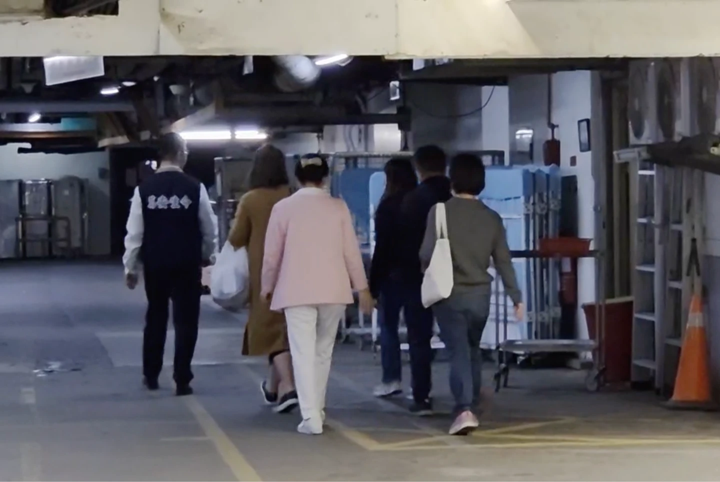 騎士等紅燈遇死劫！檢察官今相驗　家屬哀戚不發一語