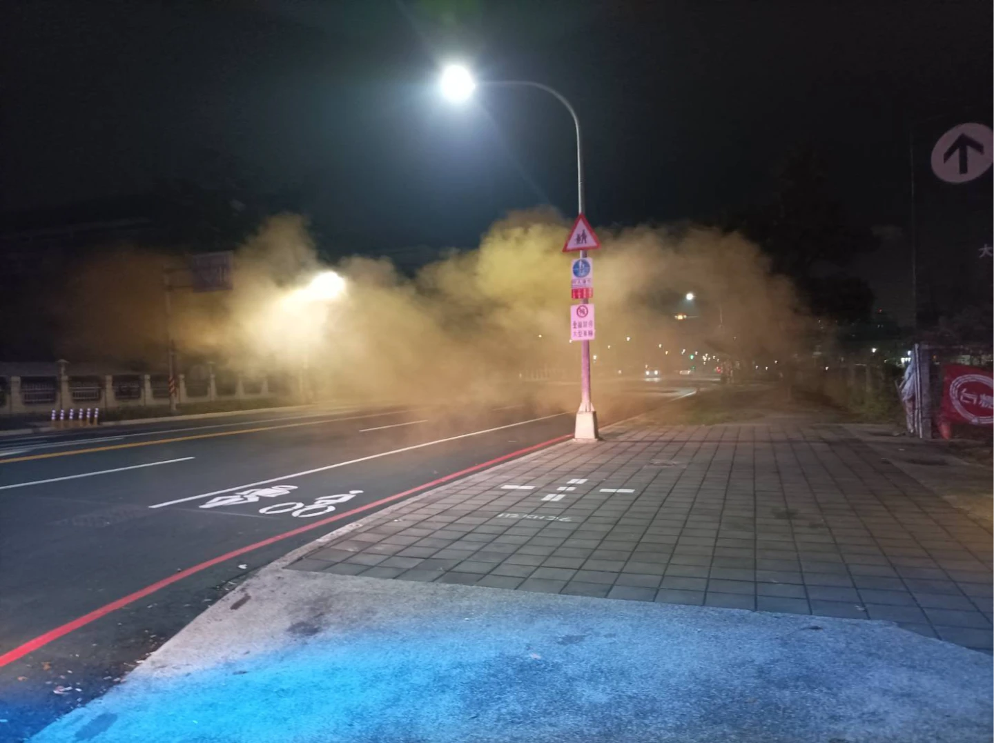 有片｜台北車站攻擊後全台警戒　高雄街頭深夜冒煙嚇壞居民！竟是拆船工人酒後亂放訊號彈