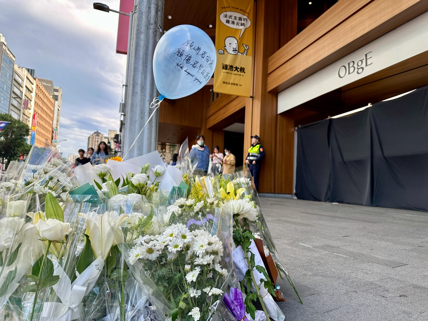 直擊張文砍人中山站周邊現況　誠品前民眾花束致哀！逛街人潮減少