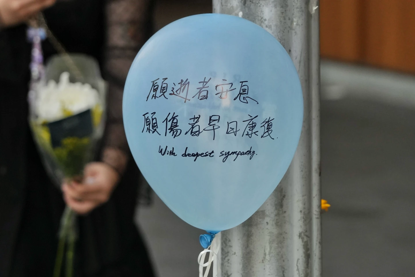 直擊張文砍人中山站周邊現況　誠品前民眾花束致哀！逛街人潮減少