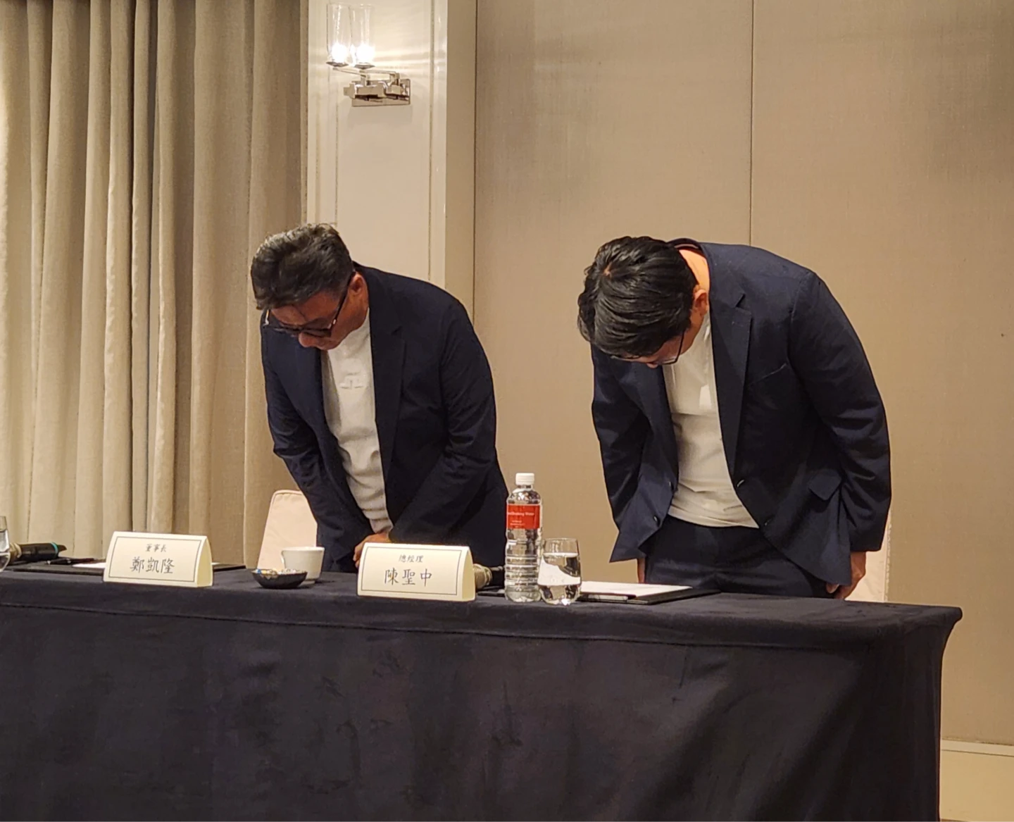 獻花弔念卻露飲料品牌遭大眾抵制　UG老闆鞠躬致歉：盼再給一次機會