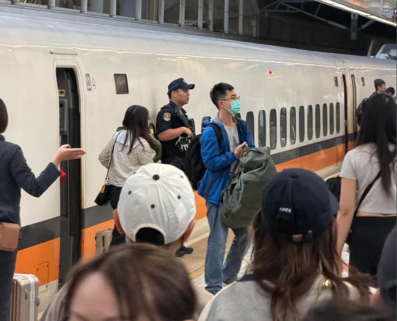 左營站突被趕下車「警察衝上車」！高鐵：協助鐵警檢查　延後10分鐘發車