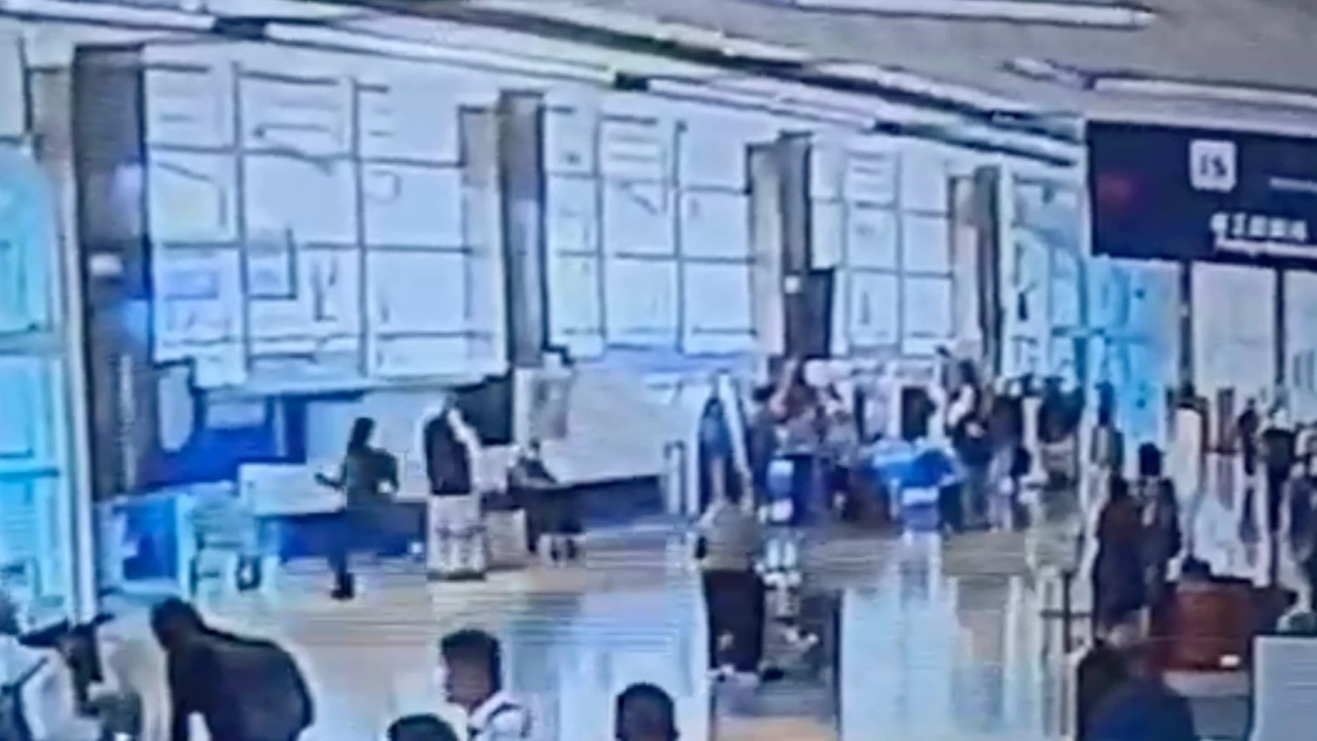 圍捕畫面曝光！攜K他命拒檢逃出管制區　外籍男高雄機場3分鐘被逮