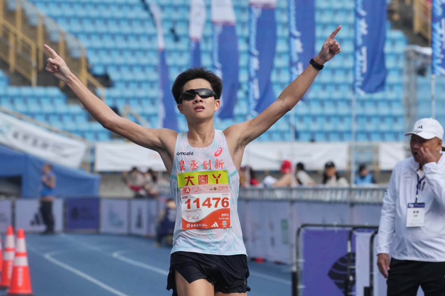 人物｜初全馬完賽就在國內封王　施育佐從擂台轉往賽道跑出一片天