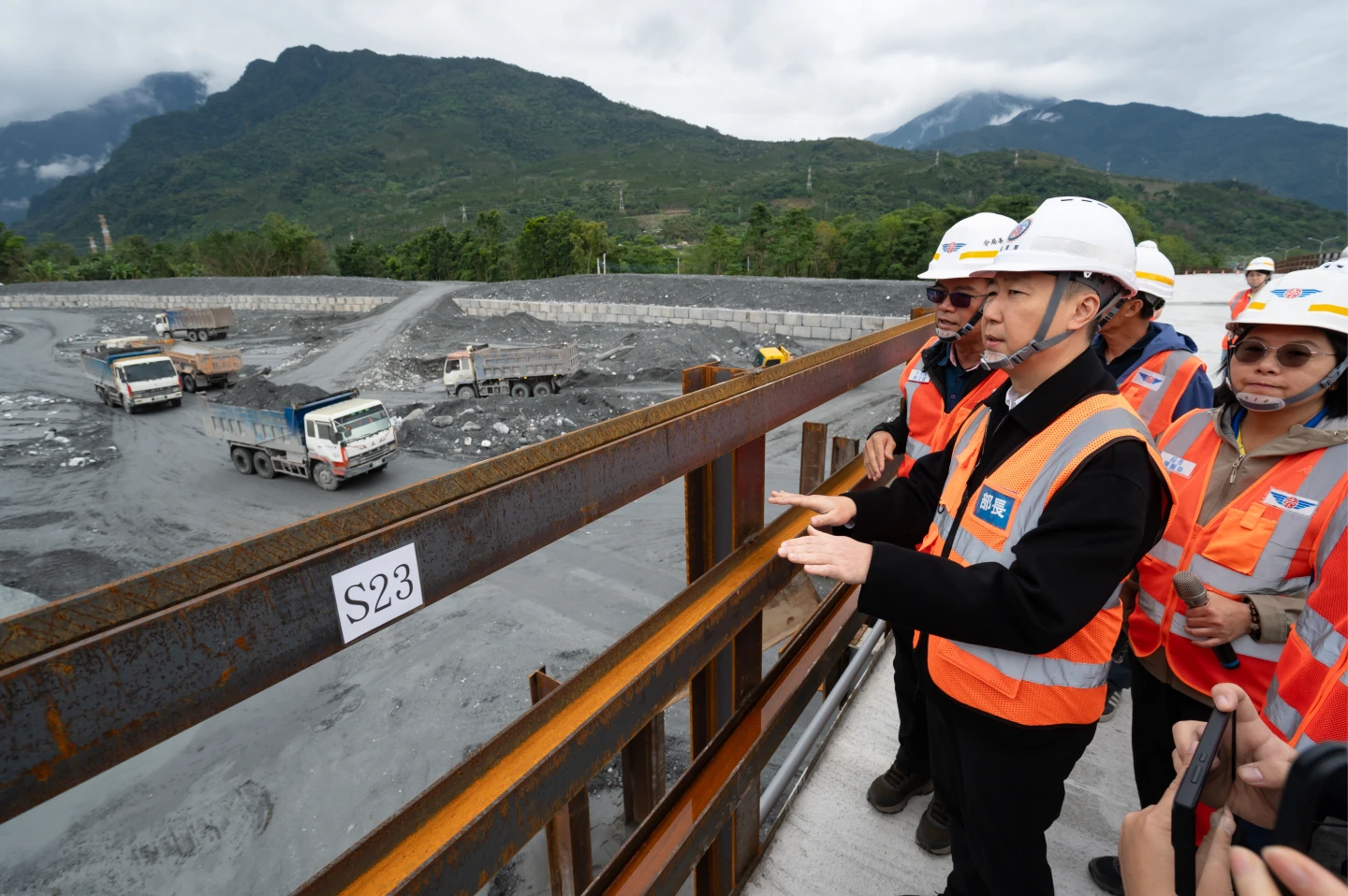 不眠不休施工！陳世凱宣布：馬太鞍溪鋼便橋提前1/1通車　不限車種、速限40公里